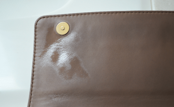 como tirar mancha gordura couro